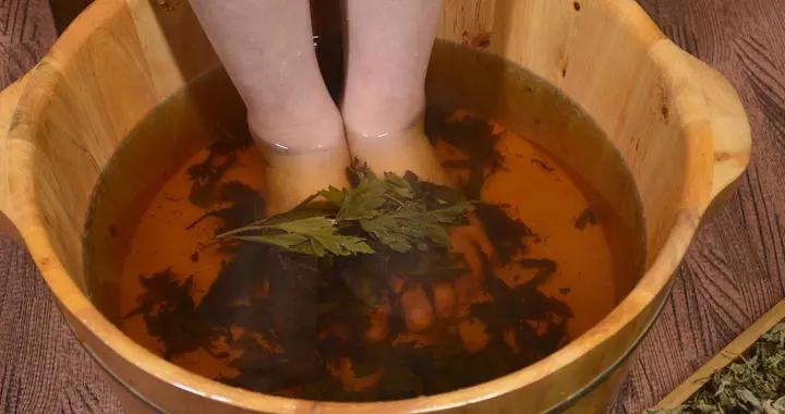 泡腳誤區：艾葉紅花泡腳雖好，這些禁忌不注意等於“踩雷”