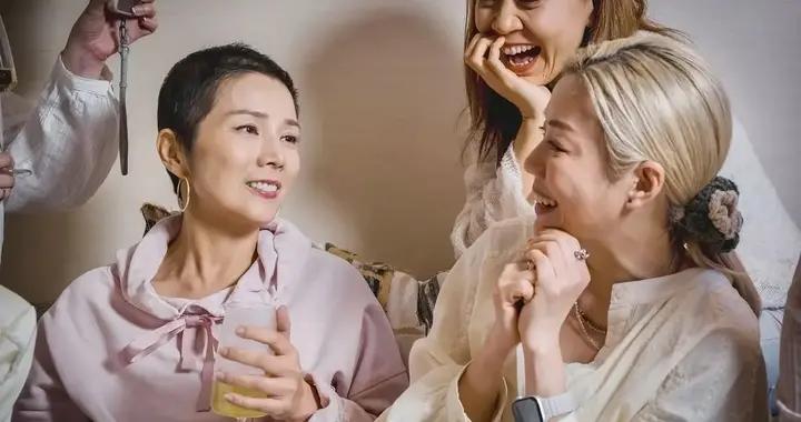 51歲港姐辦生前追思會，在海景房開香檳看舊照，閨蜜們大笑着告別