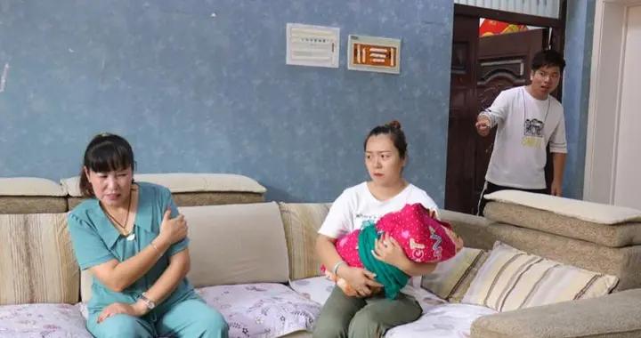 婆婆照顧媳婦月子，兒子流淚把母親趕回家，全網媽媽：男人做得好