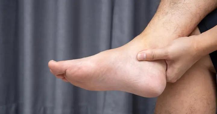 崴腳後越揉越腫？牢記“冷敷熱敷”時間點，還有護踝選擇小技巧