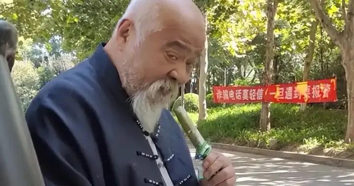 老戲骨李琦現身機場，穿破爛衣衫垂頭喪氣，戒不掉菸酒身體狀態差
