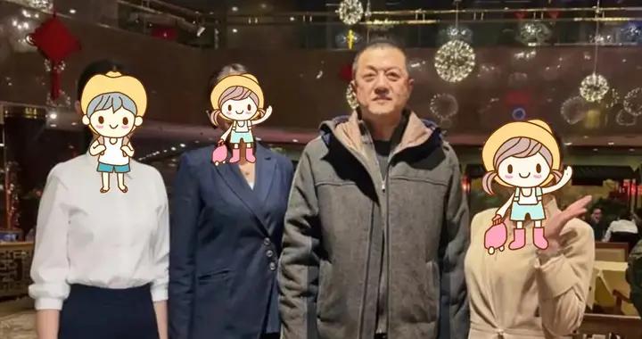 58歲李亞鵬被偶遇，破褲子配舊鞋很樸素，羽絨服穿十幾年袖口漏絨