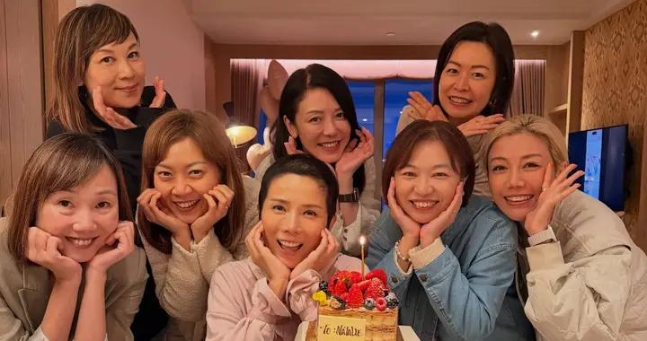 51歲癌症晚期港姐生前追思會現場曝光，喝香檳看舊照，笑着告別