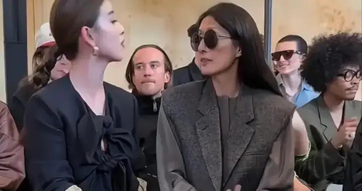 31歲章澤天巴黎看秀，蝴蝶結上衣配緞面裙端莊霸氣，側臉太像鞏俐