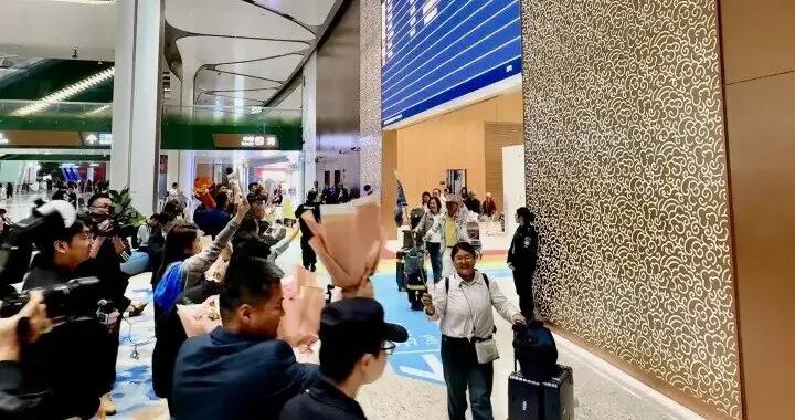 帶着遊客從迪拜平安返回，他說：“很激動，終於到家了！”