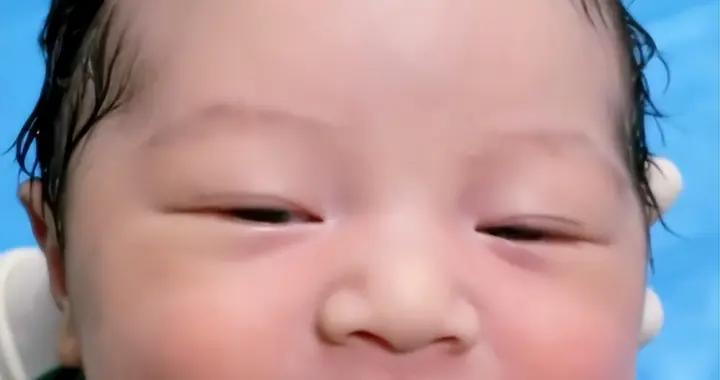 “最美新生兒”火了，從孃胎出來就是拋媚眼，網友齊呼：太可愛了