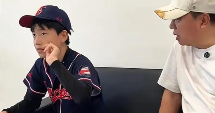 張晞臨看兒子打比賽，12歲張宇軒高170像爸爸，一瘸一拐堅持上場