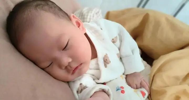 爲啥寶寶睡着時總咧嘴笑？不一定是夢，科學解釋來了