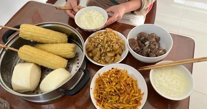 山東一家五口的晚餐，曬朋友圈火了，網友：太寒酸了，沒眼看！