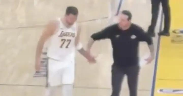 雷迪克與東契奇在湖勇大戰疑似發生爭吵，後者攤手錶達不滿