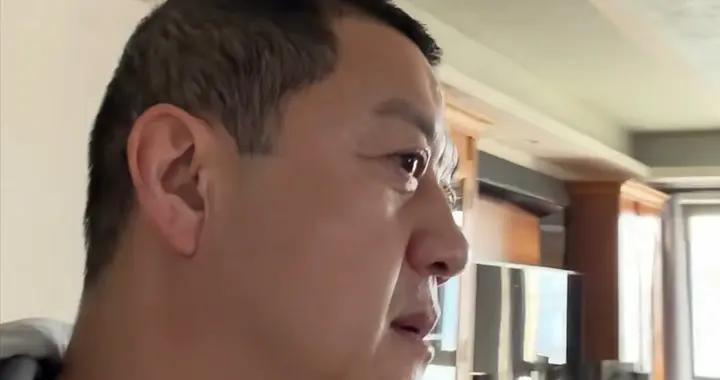 李亞鵬母子北京過元宵節，住100平小房傢俱很老氣，裝修像30年前