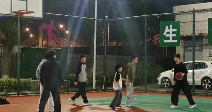 新春走基層 | 夜燈下的球場：從“鏽跡斑斑”到“喝彩聲聲”