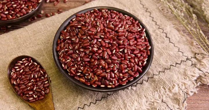 春雨連綿溼氣重，來一碗赤小豆扁豆薏仁祛溼粥