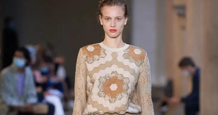 別穿黑白灰了，奶茶色上衣纔是真高級