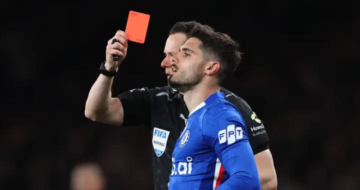 本賽季切爾西在聯賽中已喫7張紅牌，英超單賽季歷史紀錄是9張