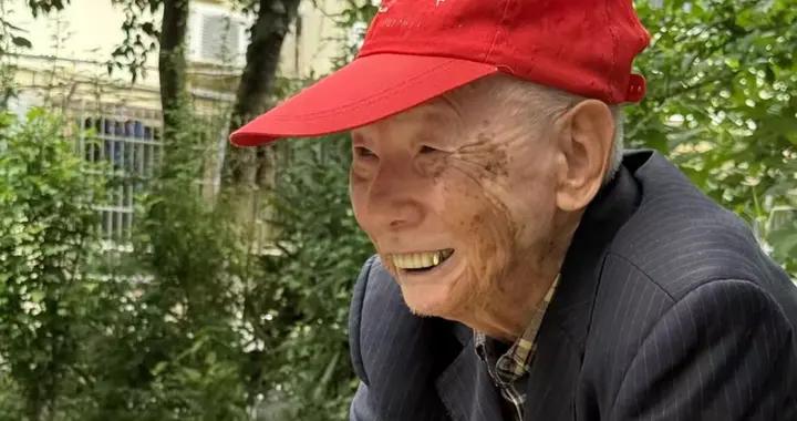 小區公認的百歲“棋王”，90歲做引體向上贏了30歲的孫子 | 百歲驛站