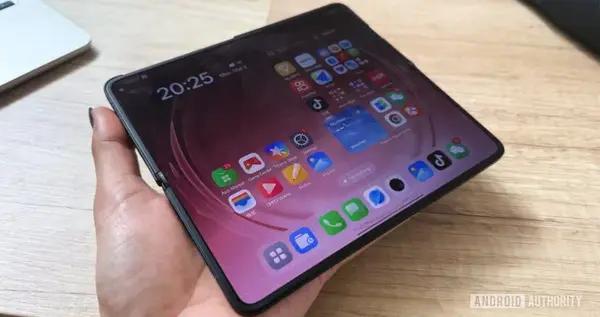 OPPO Find N6現身MWC 超平整設計驚豔全場 老外盛讚