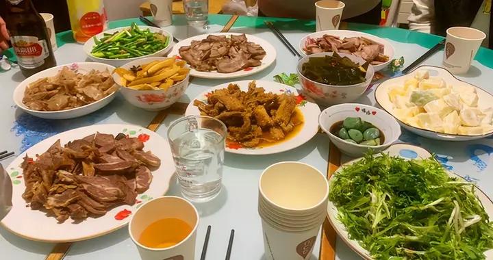 去弟弟家串門，弟媳做了10個菜，成本200塊，網友：這菜接地氣！