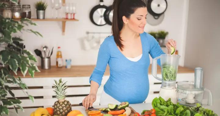 婆婆讓孕婦喝雞湯，媽媽讓喫水果，老公不給喝奶茶，醫生：都不對