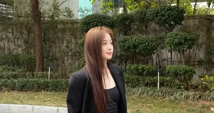 今春王炸組合：“西裝+短褲+長靴”，這樣穿顯高顯瘦，美出女主範