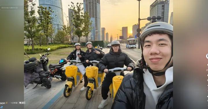 中國臺北球員林秉聖曬與朱儁龍等人合影：我隊友們太猛了