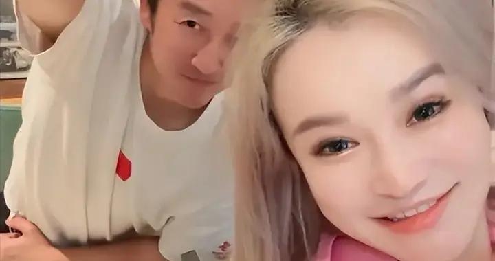 鄒市明一家國外度假，冉瑩穎挑染紅髮似精神小妹，軒軒180cm超帥