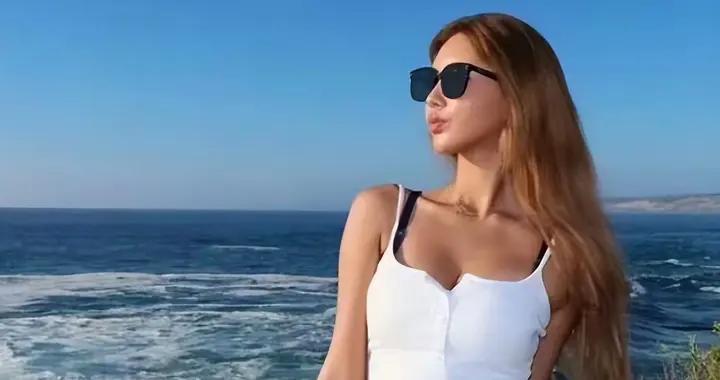 小S大女兒真性感，出國後變“歐美辣妹”，穿吊帶露臍裝成熟開放