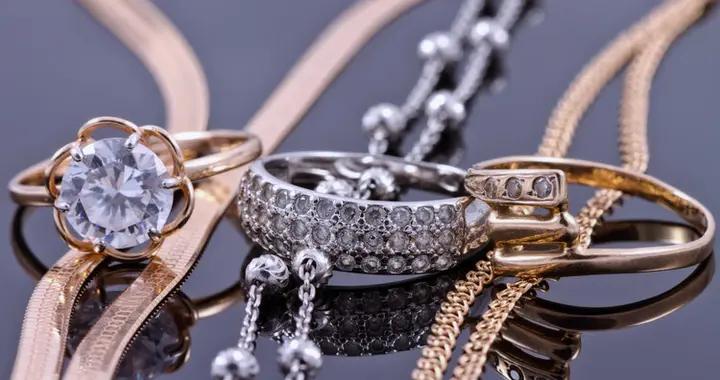 醫生怒斥：3種首飾別再戴了！致癌物超標1000多倍，千萬要注意！