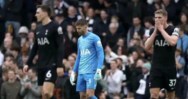 戰富勒姆時球隊表現不佳，熱刺球迷高喊“你們不配穿這球衣”