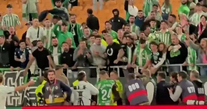 不愉快，賽後安東尼與少數貝蒂斯球迷發生爭執