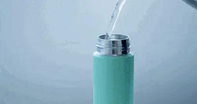 大幾百的不鏽鋼保溫杯裏有水鏽，這水還能繼續喝嗎......