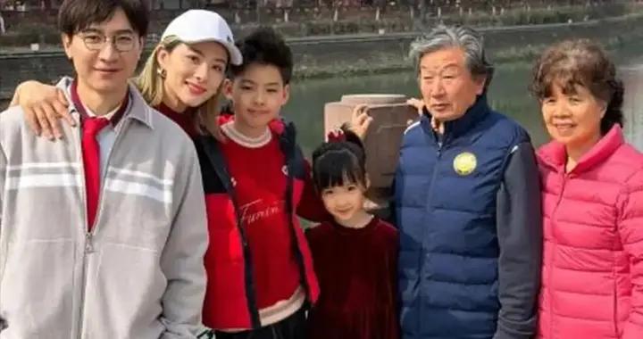 劉璇回成都過年，王弢“幼態臉”很抗老，80多歲公婆像60歲顯年輕