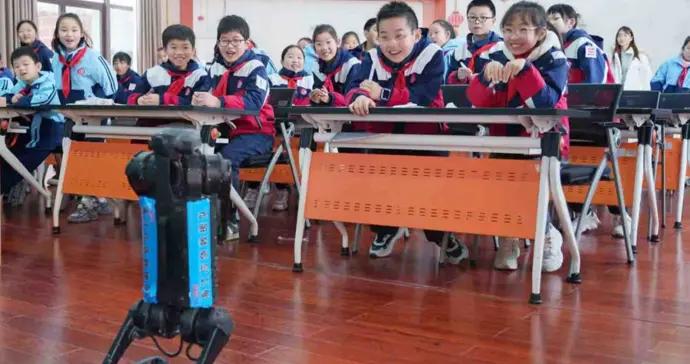 消防機器人走進新學期課堂，“開學第一課”沉浸式學習安全知識