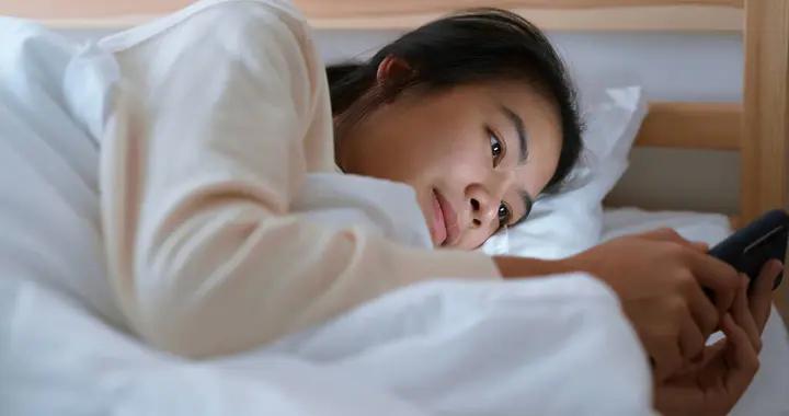 這樣刷手機的人，雙眼視力差距正在變大