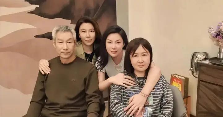 68歲劉佩琦參加聚餐，頭髮全白看着沒精神，和小4歲老婆像兩代人