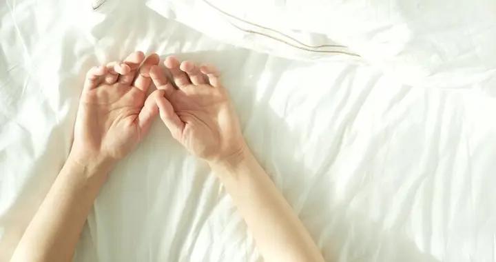 一抬手就睡着？當心是身體在“代償”！這幾種睡姿正在悄悄傷你