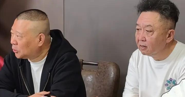 57歲于謙老真快！和郭德綱出席德雲社開業典禮，滿臉老年斑像75歲