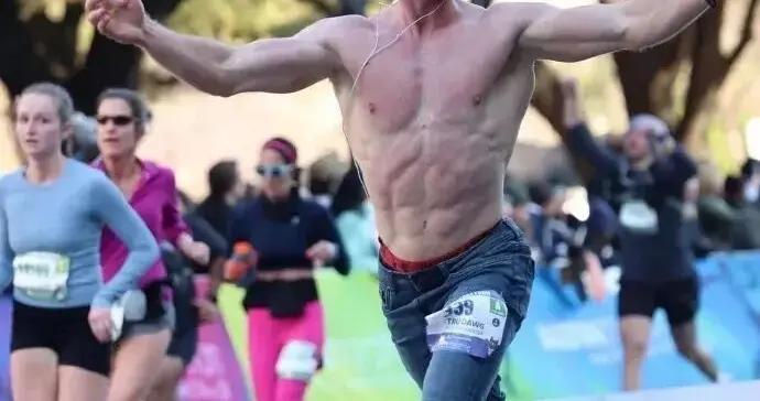 穿牛仔褲跑馬236，還拿半馬冠軍！這位美國跑者太顛覆認知