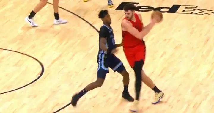 危險動作，克林根肘翻普羅斯珀，直接2級惡意被驅逐出場