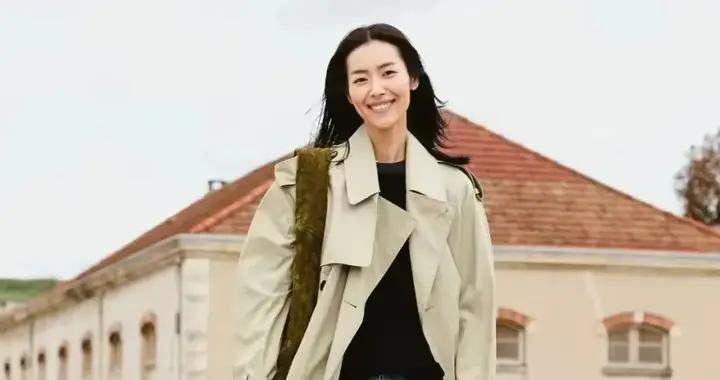 今春最火的搭配：風衣+闊腿褲，誰穿誰好看