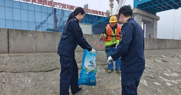 攜手守護“一江碧水”，崇明海事局開展“3·5”學雷鋒志願服務活動