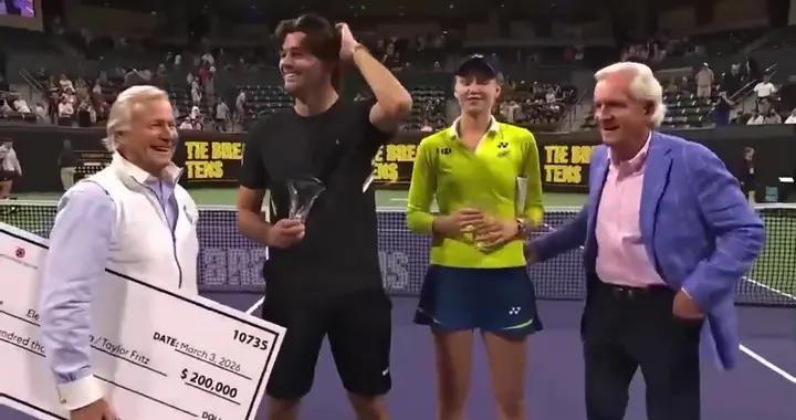 合影時遭頒獎嘉賓“鹹豬手”，萊巴金娜當場推開對方手臂