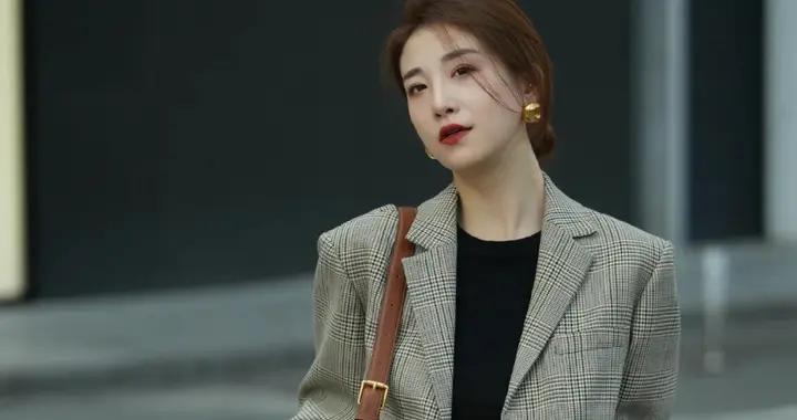 “西裝+直筒褲”纔是春季通勤最好的搭配，時髦優雅有氣質