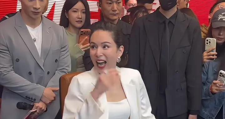 59歲李若彤大秀馬甲線，穿白色露臍裝颯美高級，不婚不育就是抗老