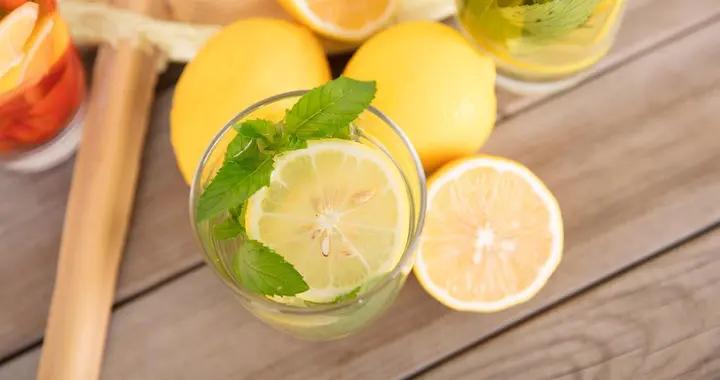 經期喝檸檬水行不行？注意這些關鍵要點，幫你避開不適