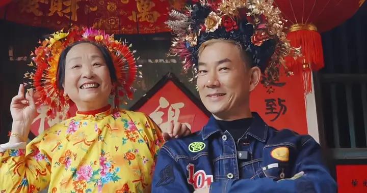 59歲任賢齊泉州簪花，穿牛仔套裝配厚底帆布鞋，臉龐俊俏個子不高