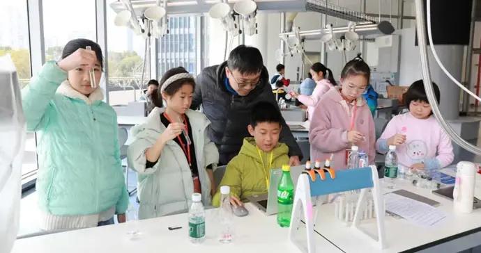 全區五年級學生啓動“半日科技體驗活動”，徐匯青中心迎來馬年首個開學日