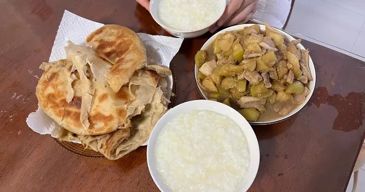 山東老兩口的午餐，分享朋友圈火了，網友：平平淡淡，纔是真滋味