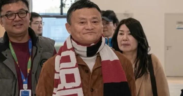 馬雲參觀雲谷學校，穿6萬塊外套配斯坦福圍巾，他胖了不少顯年輕