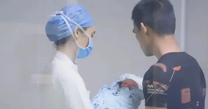 踩生不是迷信，孩子出產房後，第一個抱他的人確實很重要，別大意